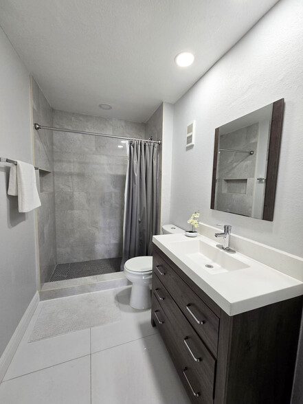 Bathroom - 7340 Westpointe Blvd