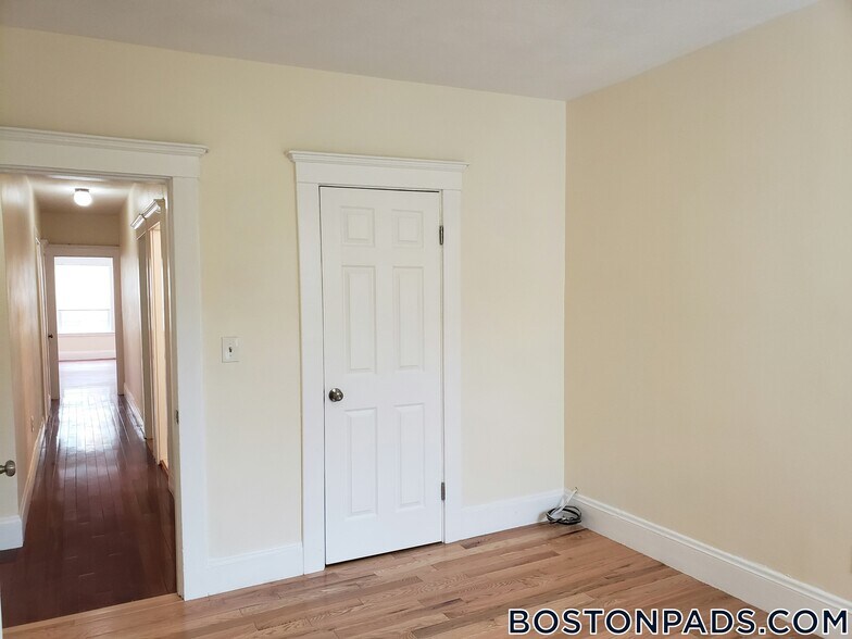 Building Photo - 194 Kelton St