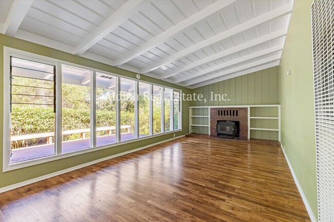 Building Photo - Private Country Setting!