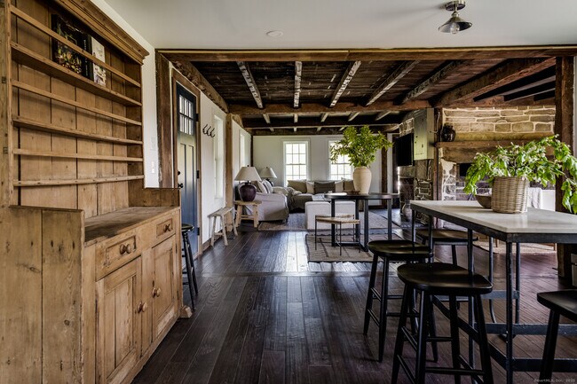 Building Photo - 740 Little City Rd