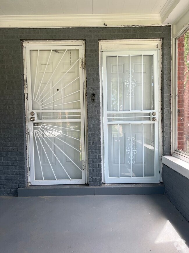 Building Photo - 2 bedroom/ 1 bathroom unit!