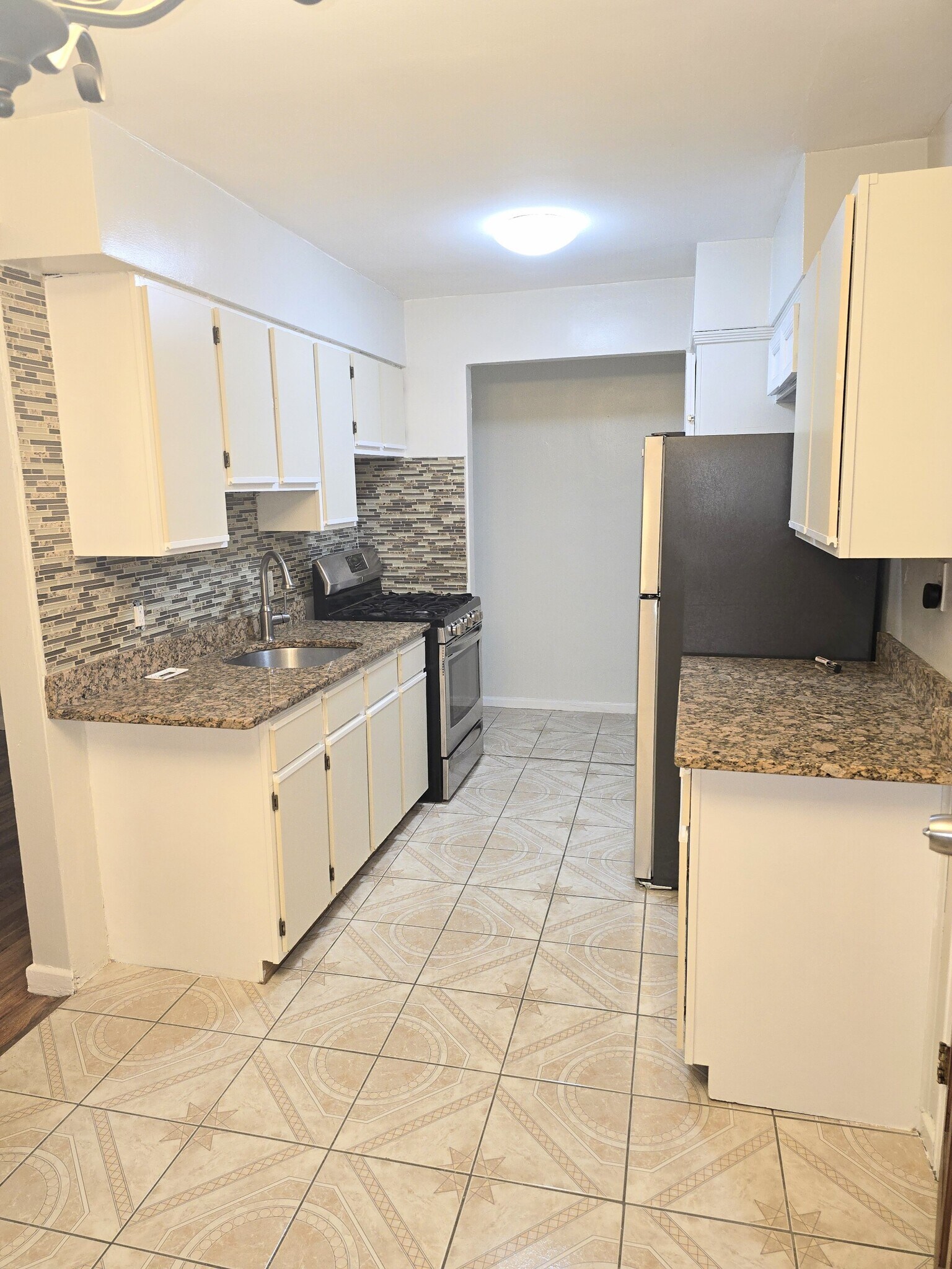 Building Photo - 1037 E 57th St