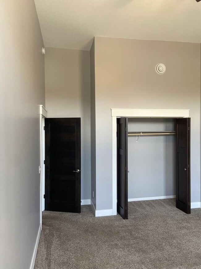 Building Photo - 122 S Main St