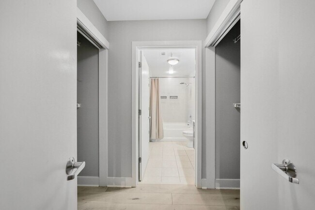 Building Photo - Available Now! High End 1 Bed/ 1 Bath in Amenity Rich Building