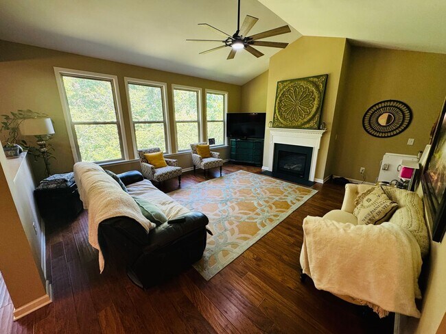 Building Photo - For Lease - 3 Bed, 2 Bath, 2445 sqft Home ...