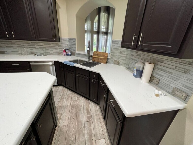 Building Photo - 1759 Lakeside Enclave Dr