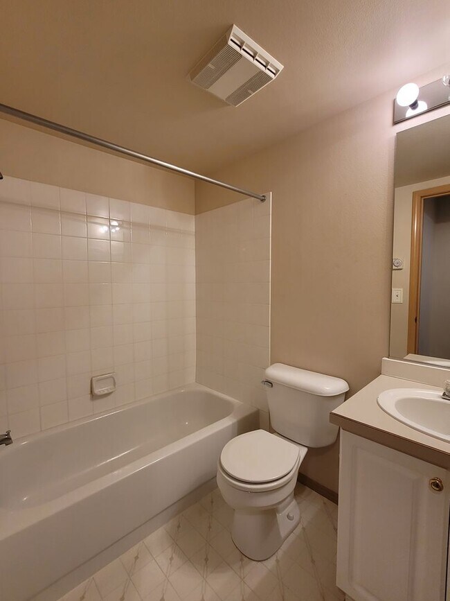 Building Photo - 2 Bedroom Townhome in Desirable Summerwind!