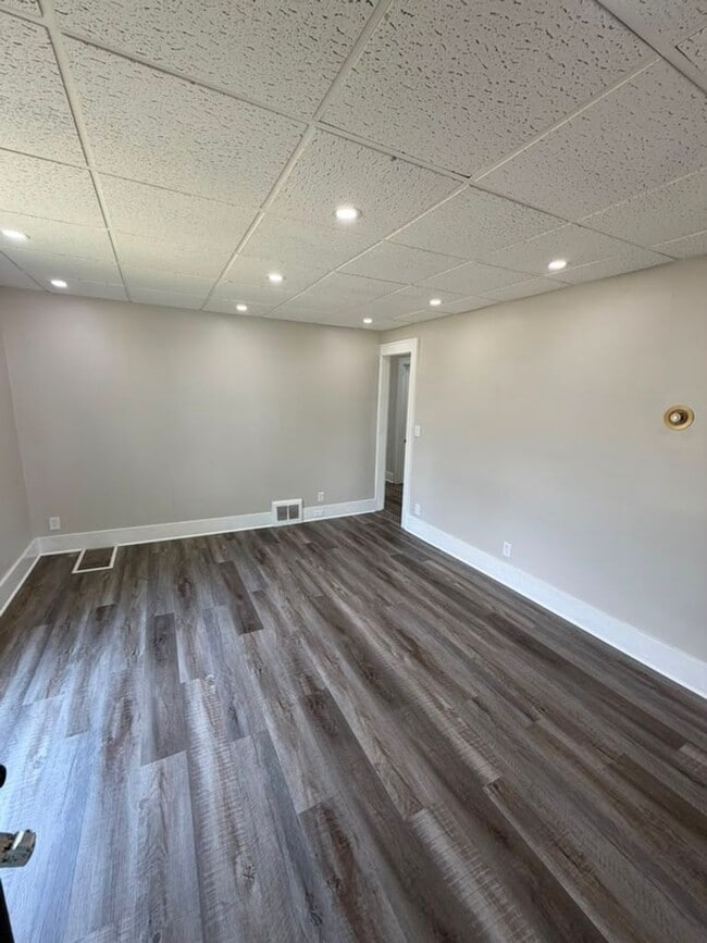 Building Photo - 1700 E 290th St