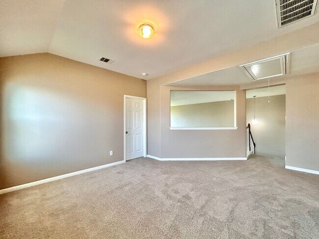Building Photo - Your Next Home Awaits – Roomy, Bright & Co...