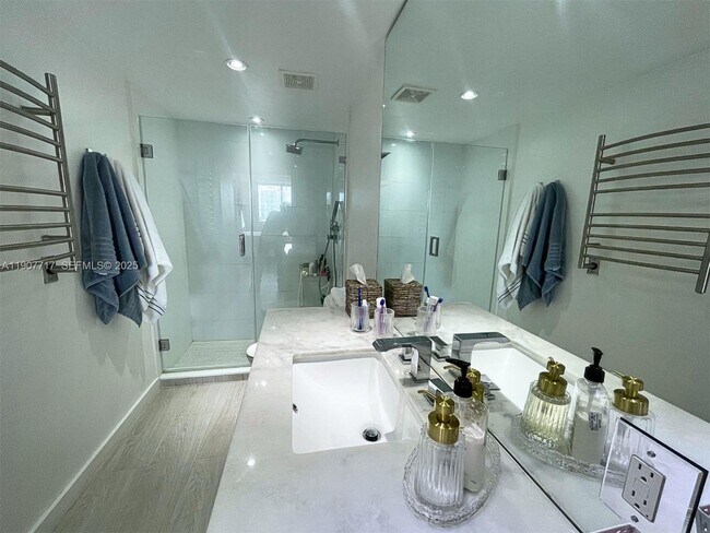 Building Photo - 500 Bayview Dr