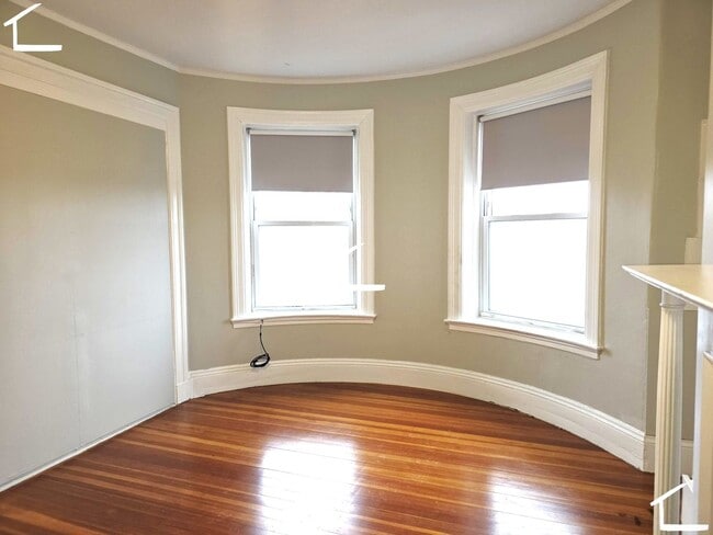 Building Photo - No Brokers Fee, Washington Sq. Area, Heat, Hot Water Included, Lage Bedrooms, Eat-in Kitchen, Lau...