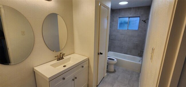 Building Photo - 16755 Maplemont Dr