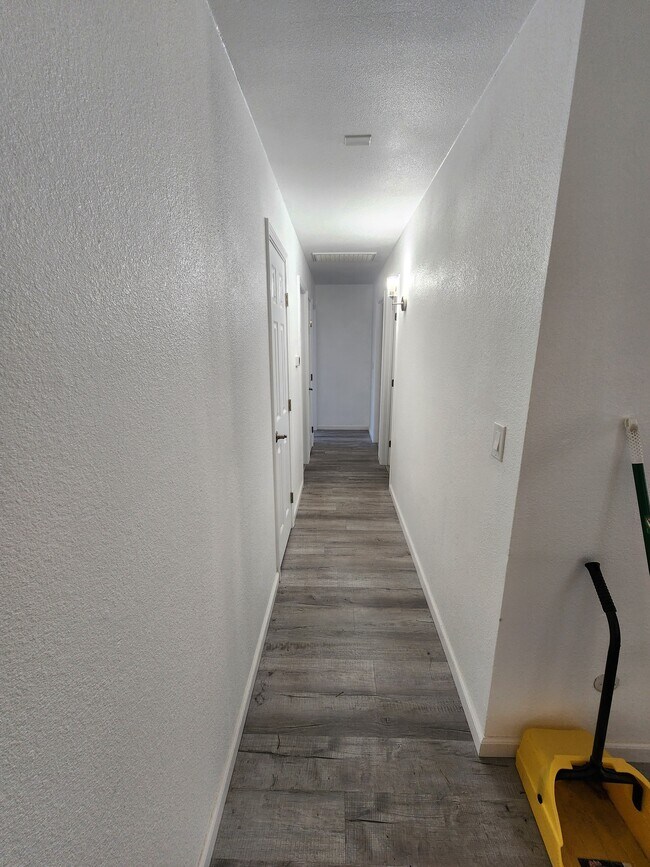 Building Photo - 830 N Ferger Ave