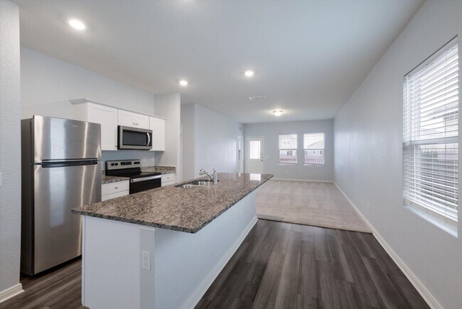 Building Photo - Ranch Style 3 Bed 2 Bath with Freshly painted and New Floors!