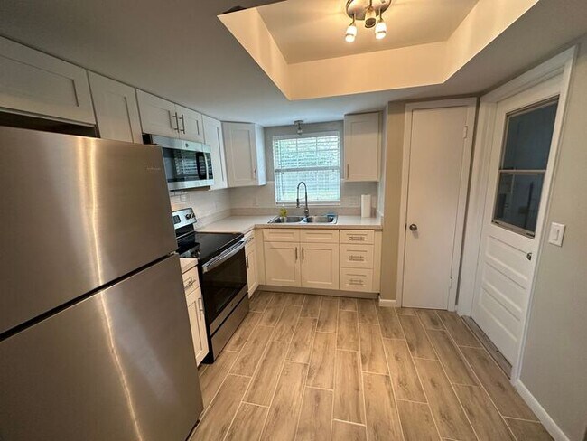Building Photo - 3 bed 2 bath home available