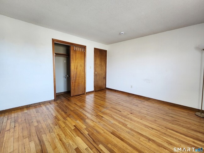 Building Photo - 164 Meadowview Ave