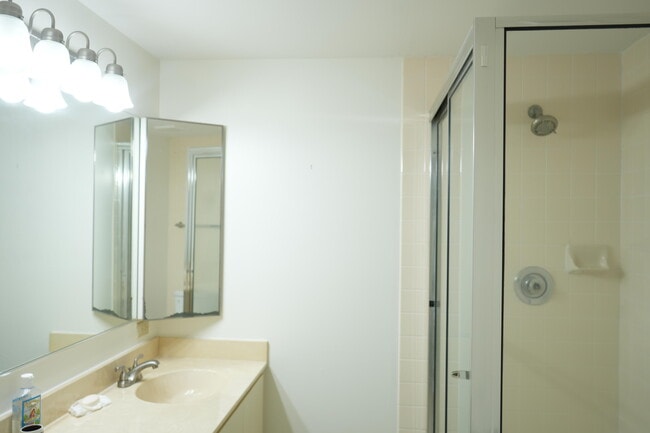 Building Photo - 627 Buttonwood Ln