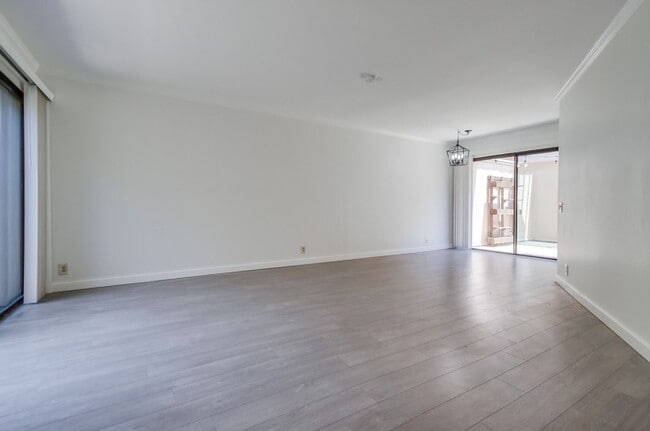 Building Photo - Spacious La Jolla Townhome in Desirable Wo...