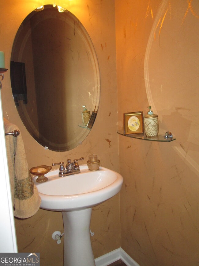 Building Photo - 10 Colonial Ct