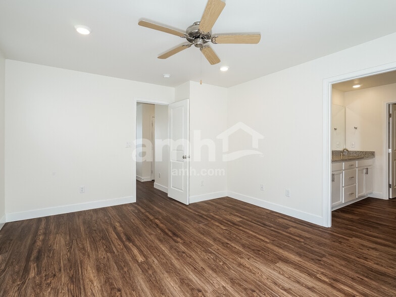 Building Photo - 9228 Tigerlilly St