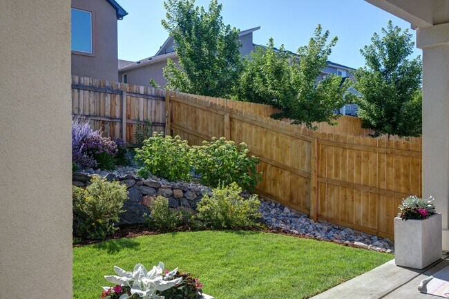 Building Photo - Beautiful "like new" home available for re...