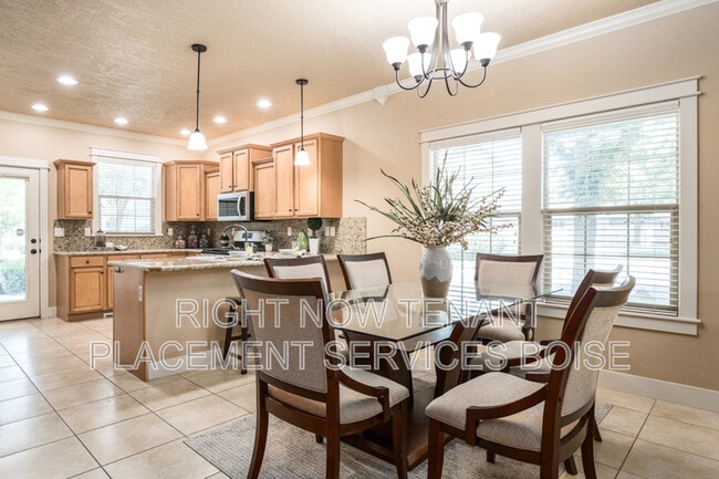 Building Photo - 994 E Winding Creek Dr