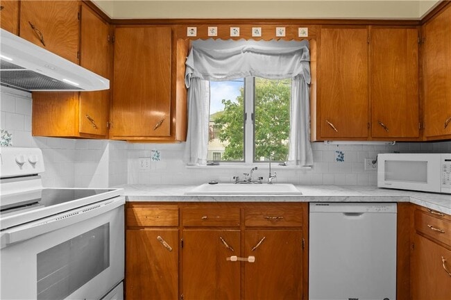 Building Photo - 58 Bedlow Ave