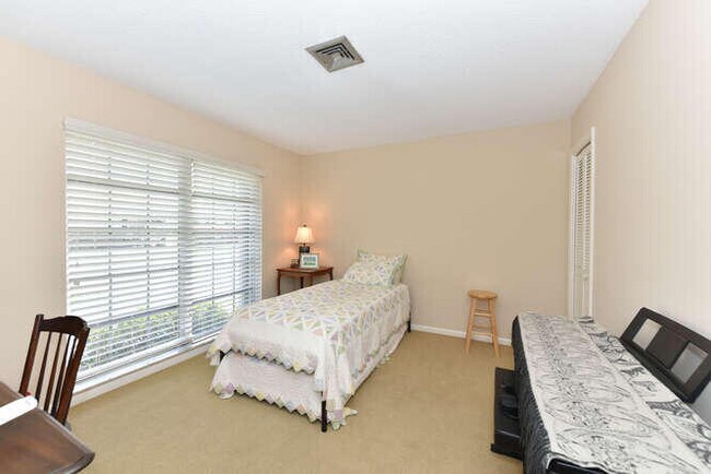 Building Photo - 493 Forestview Dr