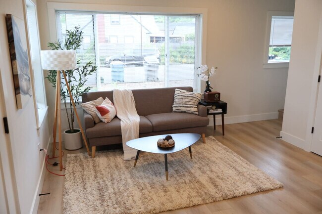 Building Photo - 204 E 35th St