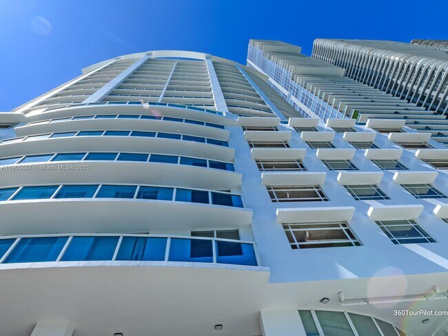 Building Photo - 725 NE 22nd St