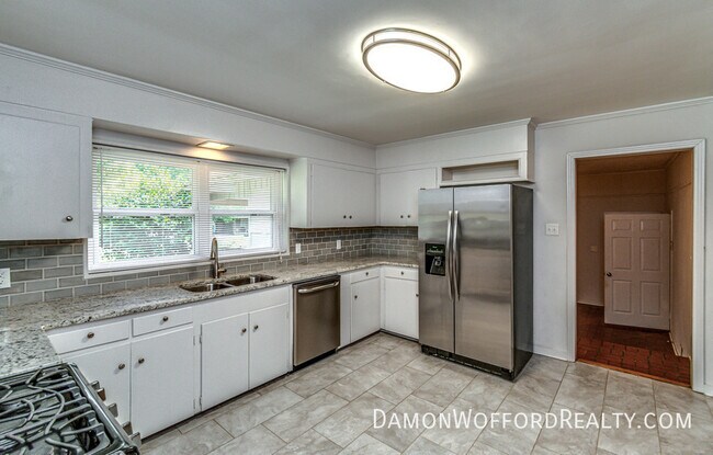 Building Photo - 1827 Parkridge Dr