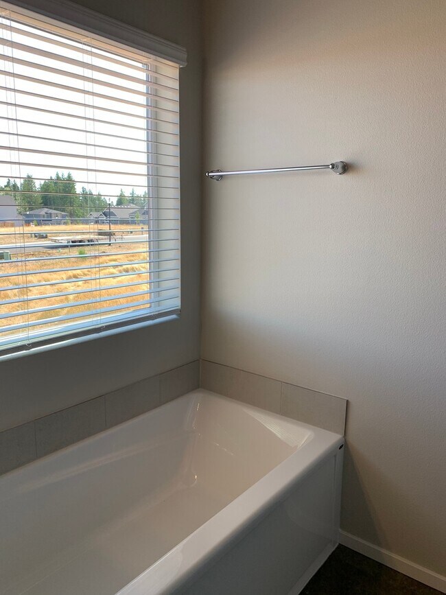 Building Photo - Beautiful 4 Bedroom 2.5 Bath Home Located In A Beautiful Master Planned Community in Camas! Top R...