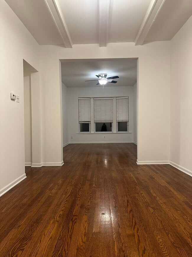 Building Photo - Beautiful 1 Bed Apartment in North Center/ Ravenswood Area Available September 1st