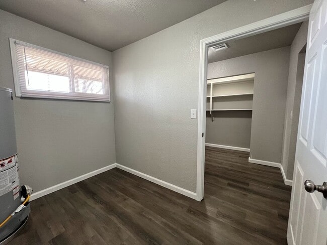 Building Photo - Beautifully Renovated 3 Bed, 1 Bath House