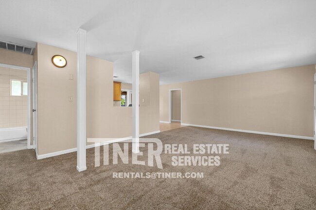 Building Photo - Sunny North Highlands Home