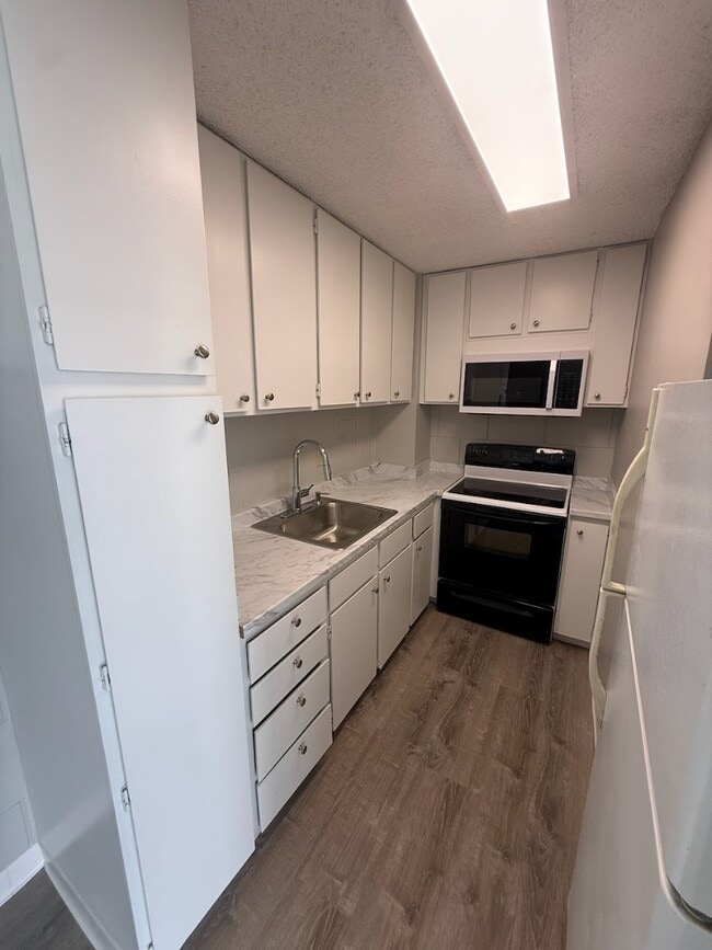 Building Photo - Sunny 2-Bed in Honolulu with Pool, BBQ Area, and Covered Parking - Close to UH-Manoa