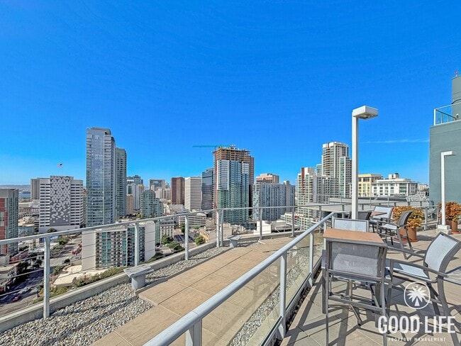 Building Photo - Gorgeous Studio W/ W/D, A/C, Balcony, Rooftop Deck, Gym, Jacuzzi with City views!!