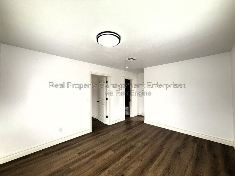 Building Photo - 418 S Main Ave