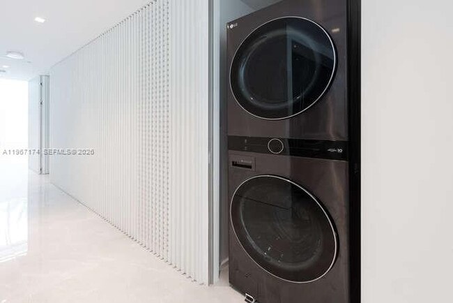 Building Photo - 1325 Bay Dr