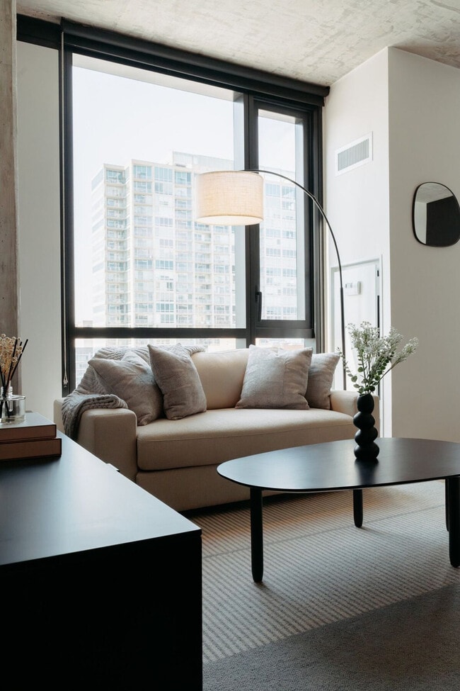 Building Photo - 755 S Clark St