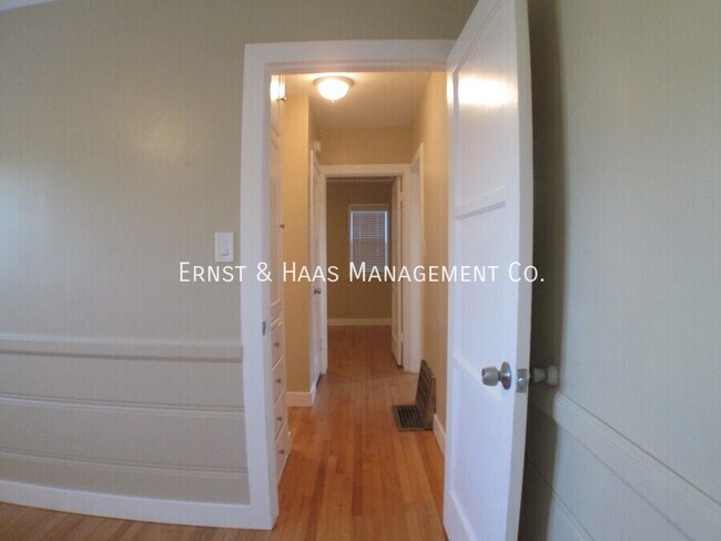 Building Photo - 215 E Scott St