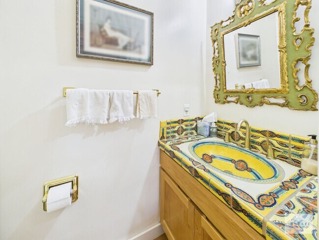 Building Photo - Downtown Fully Furnished Home Available Now!