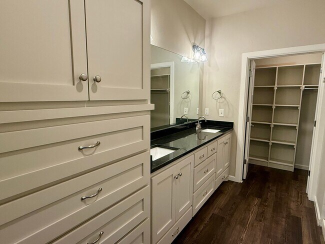 Building Photo - Beautiful 2 Bed 2 Bath!