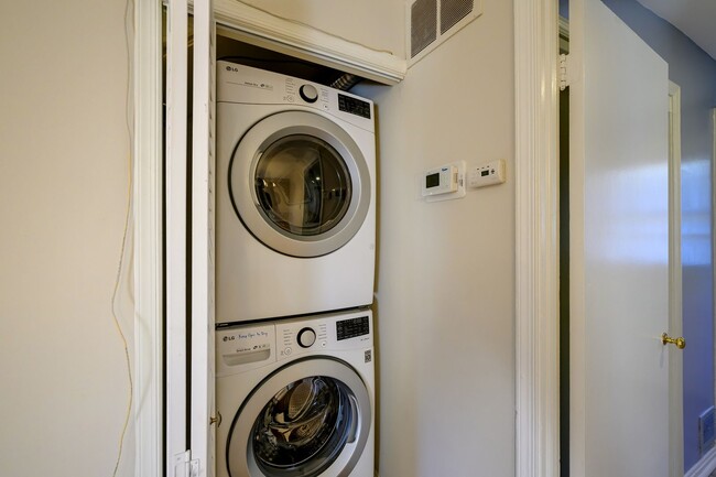 Building Photo - Well Maintained 3BR/2.5BA Home in Silver Spring