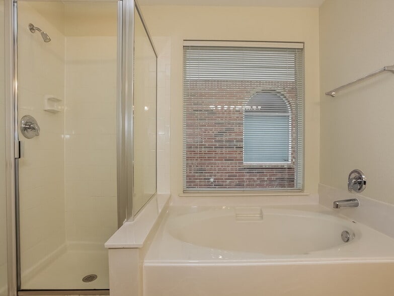 Building Photo - 2525 Tar Heel Dr