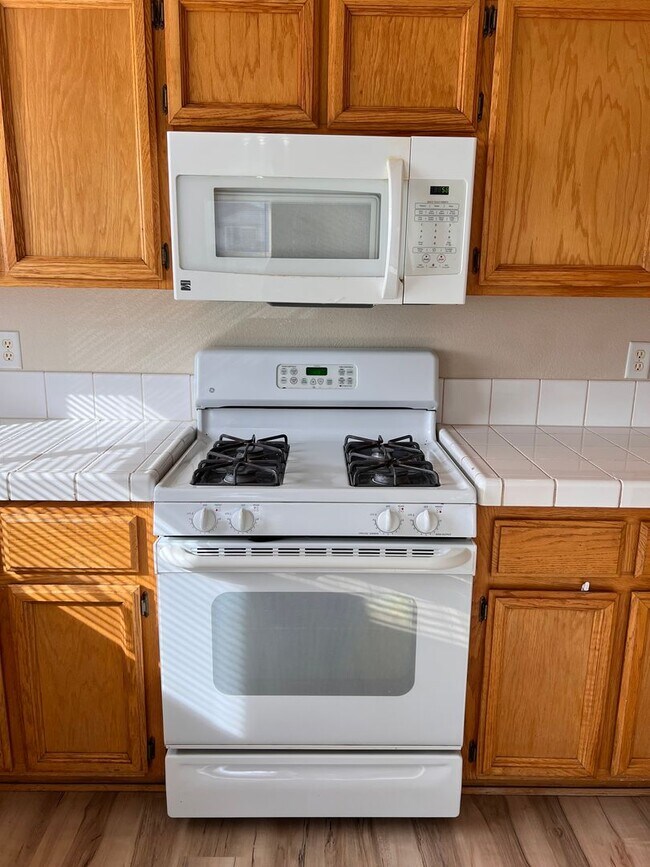 Building Photo - Cute 3 bedroom home Located in Donner Trails