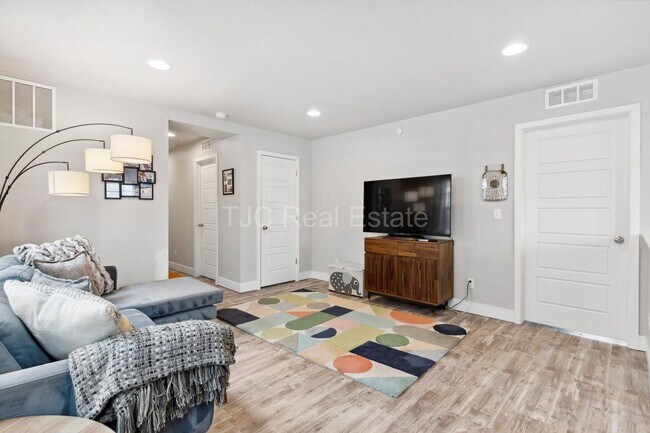 Building Photo - 8890 Yates Dr