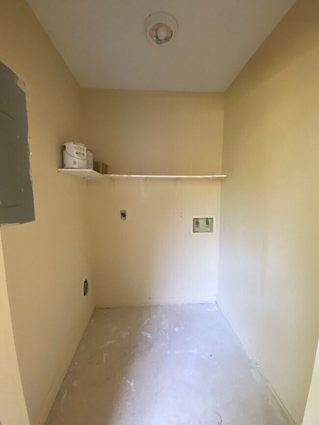 Building Photo - Charming 2-Bed, 2.5-Bath Townhome in the Highly Sought-After Landings at Lake Caroline! *1/2 OFF ...