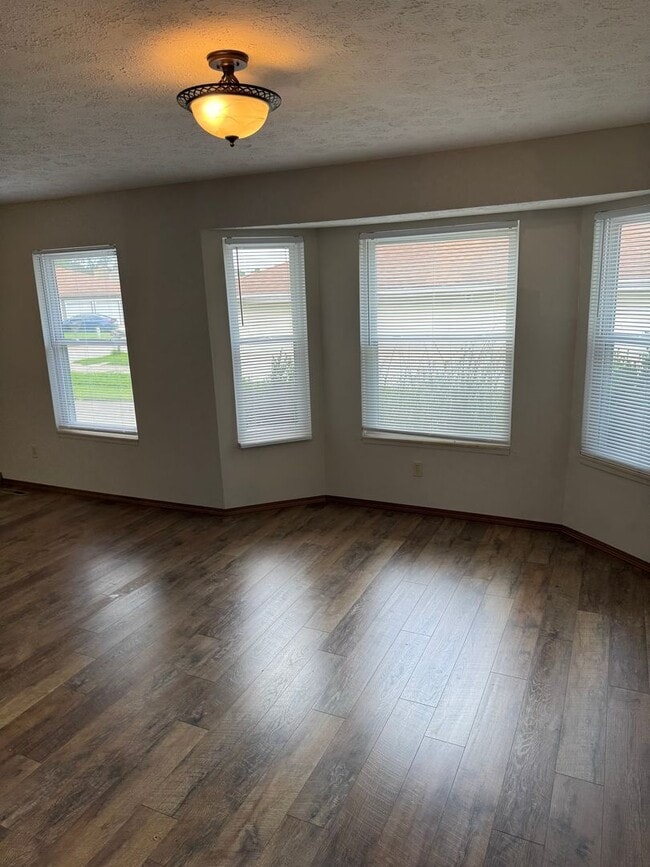 Building Photo - Charming 2 Bedroom Duplex!