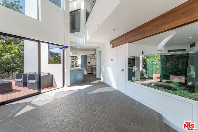 Building Photo - 8424 Grand View Dr